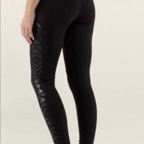 Black Aztec print lululemon. Lightly worn. - Picture 2 of 4